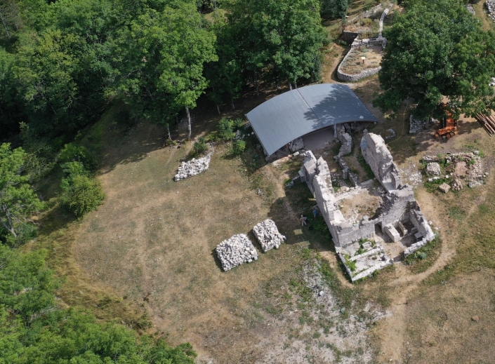 L'abbatiale à droite, l'ancien cloitre dans la prairie à gauche